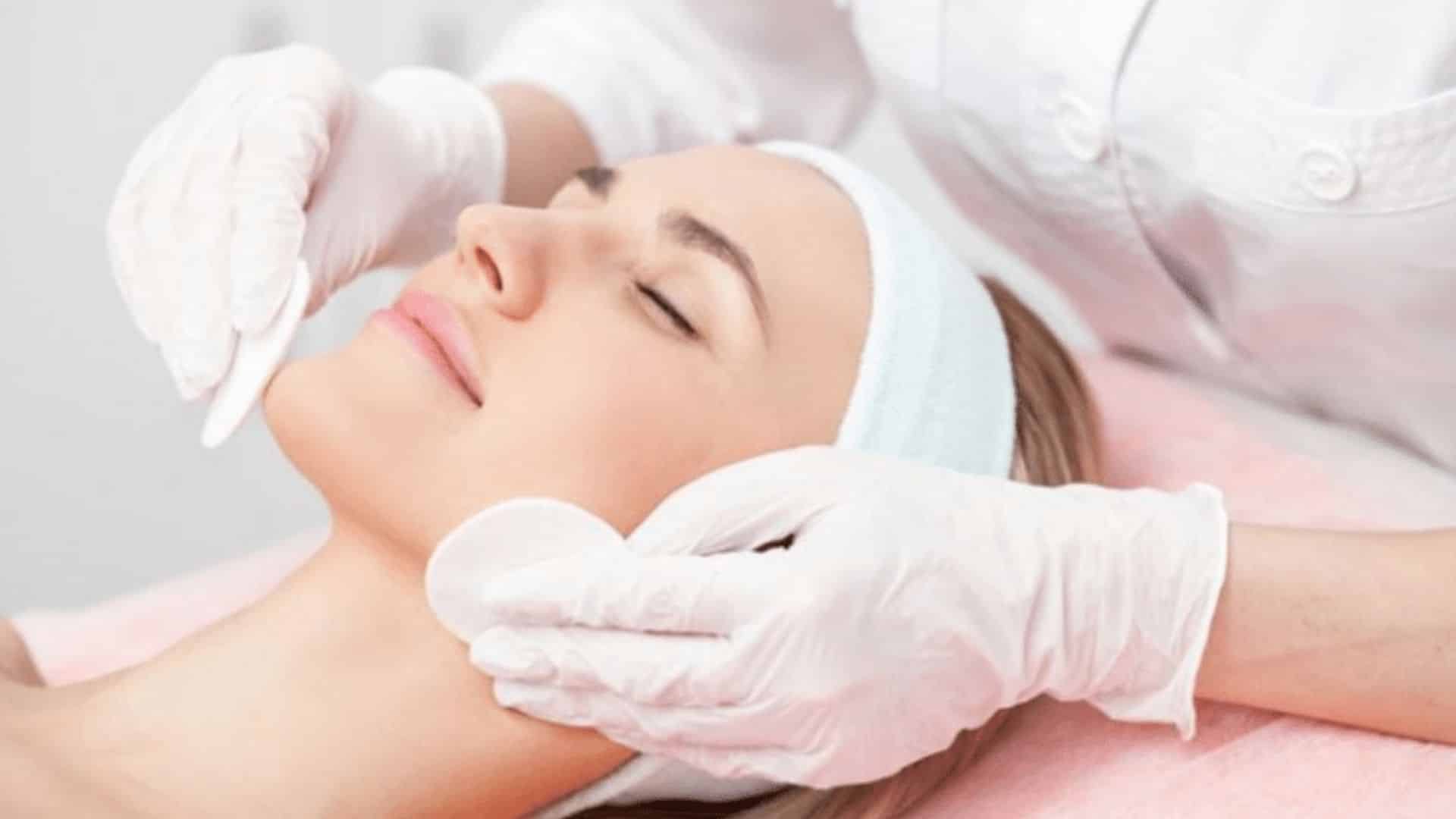 Discover the Secrets of Dermatologists in Our Skincare Course